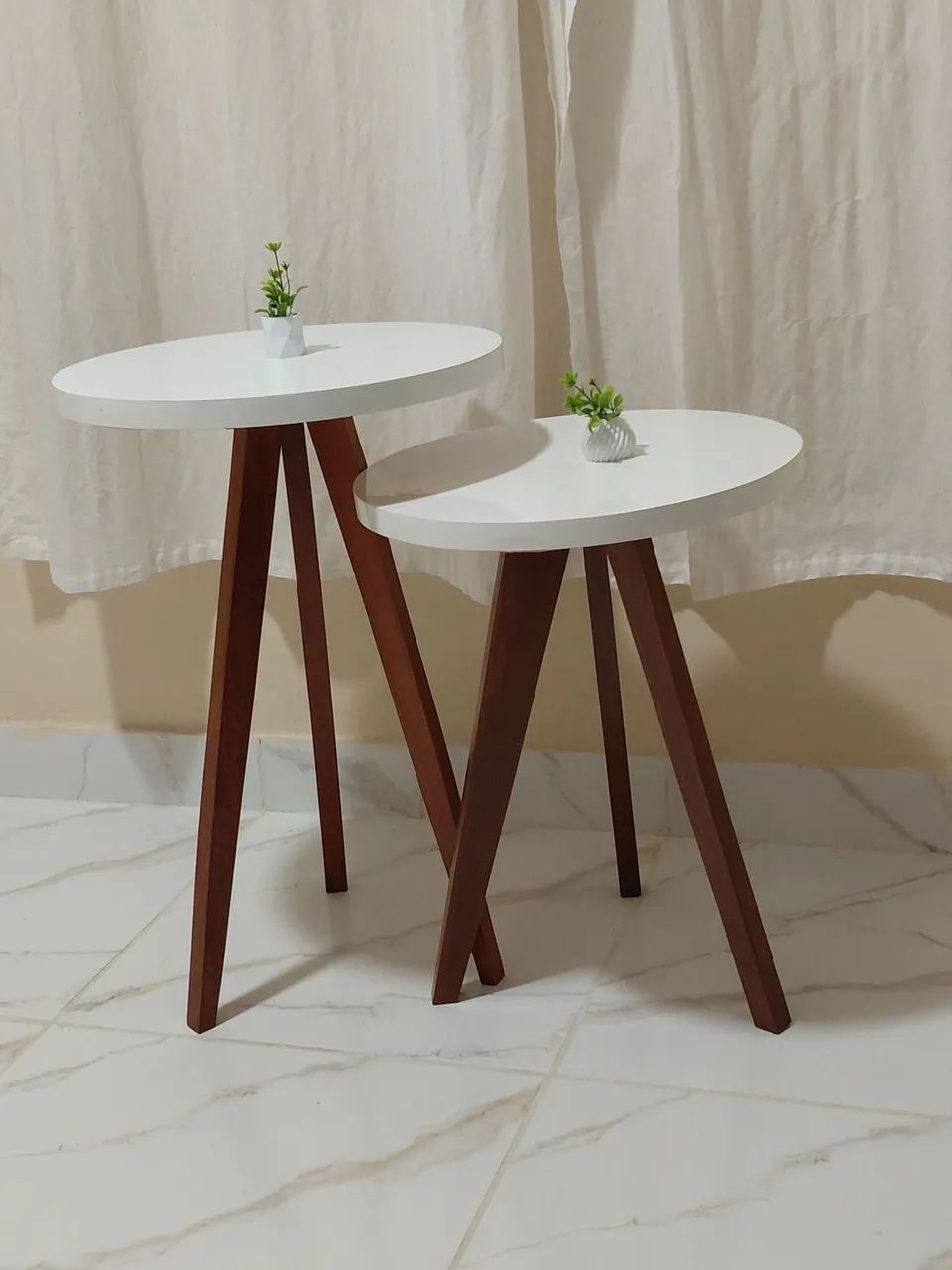 Conjunto de mesas laterais