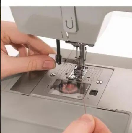 Máquina de costura reta Singer Facilita Pro 4423 portátil - Foto 5