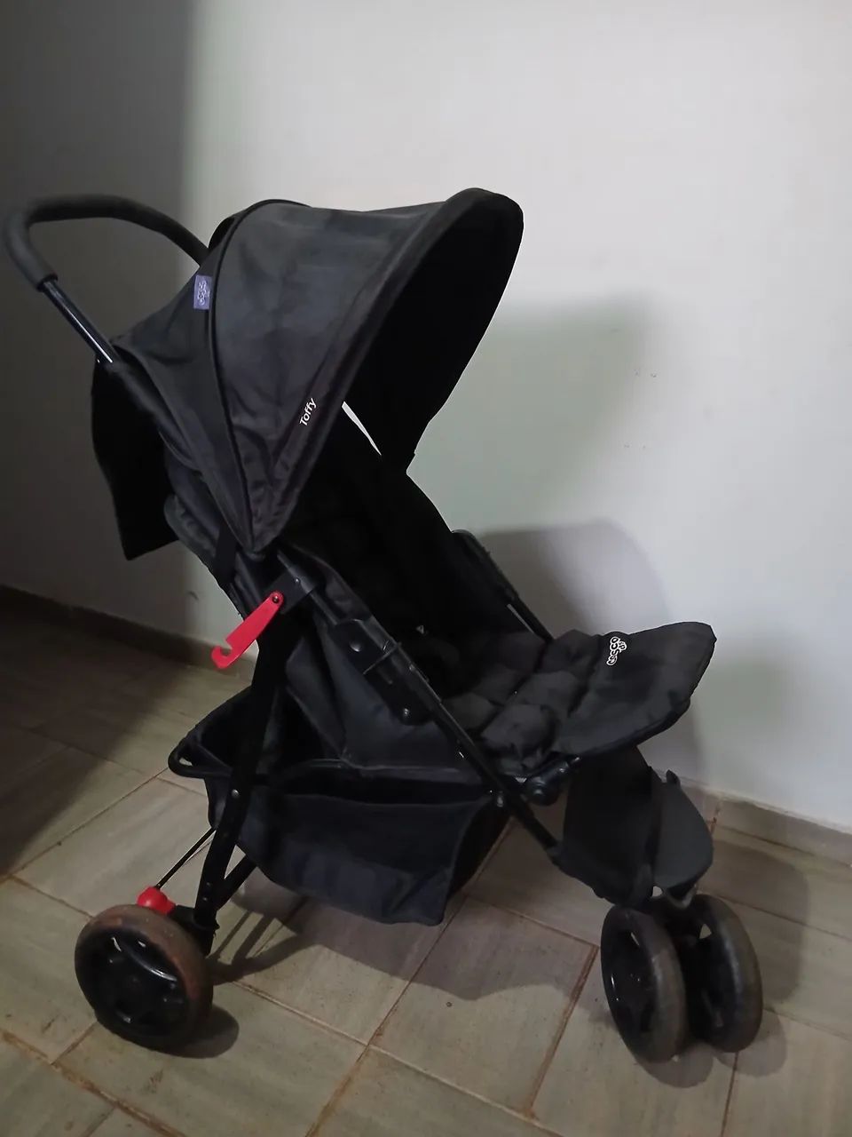 Carrinho de Bebê Cosco Toffy 3 Rodas Preto - Foto 2