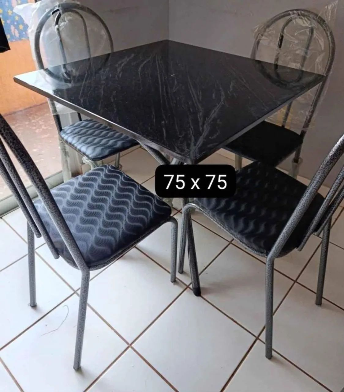 Mesa com 4 cadeiras  - Foto 2