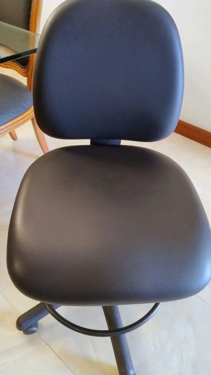 Cadeira em couro ecológico preta caixa alta reforçada com rodinhas Flexform com regulagem  - Foto 4