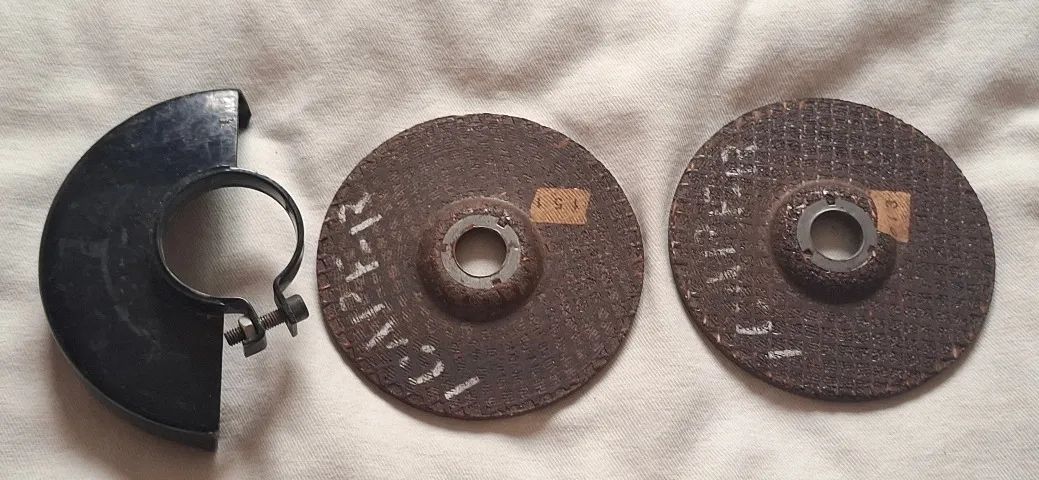 Flange de 4 polegadas para esmerilhadeira/lixadeira e 2 discos de corte novos. 