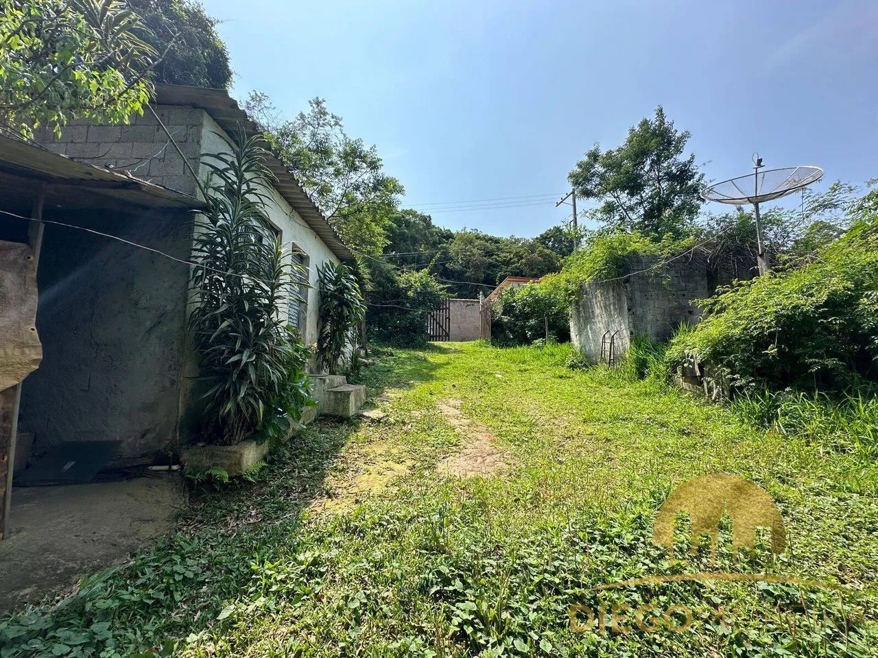 Terreno com casa simples à venda em Mairiporã
