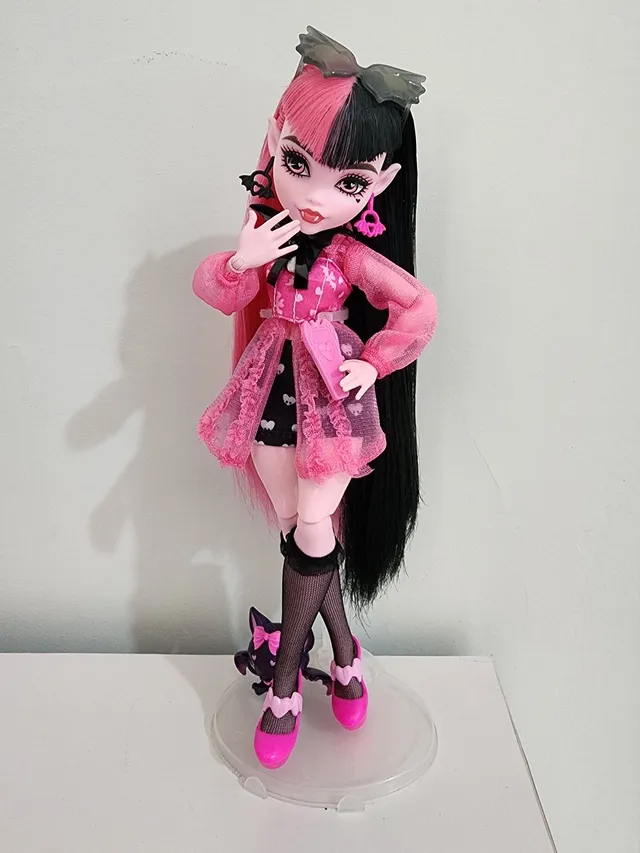 Boneca Monster High Draculaura Clássica Original Mattell - Desapegos de  Roupas quase novas ou nunca usadas para bebês, crianças e mamães. 212963