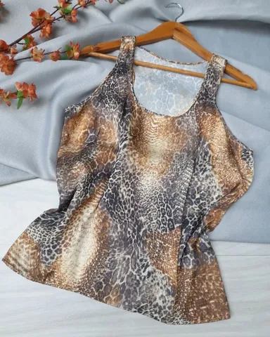 Regata feminina animal print em viscose, sem etiqueta.<br>