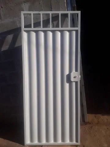 Porta de Aço com Design Moderno - Foto 4