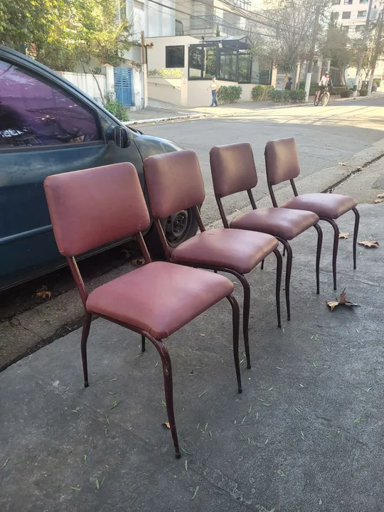 Cadeira antiga. ** restam duas unidades apenas. Valor do par.