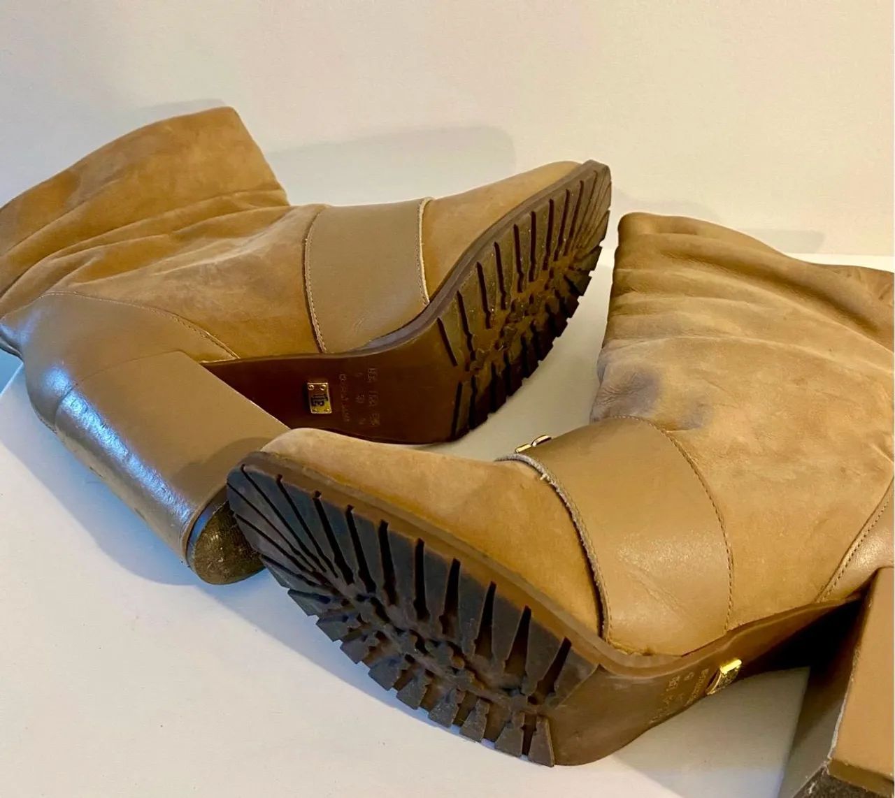 bota lança perfume em camurça e couro caramelo - Foto 4