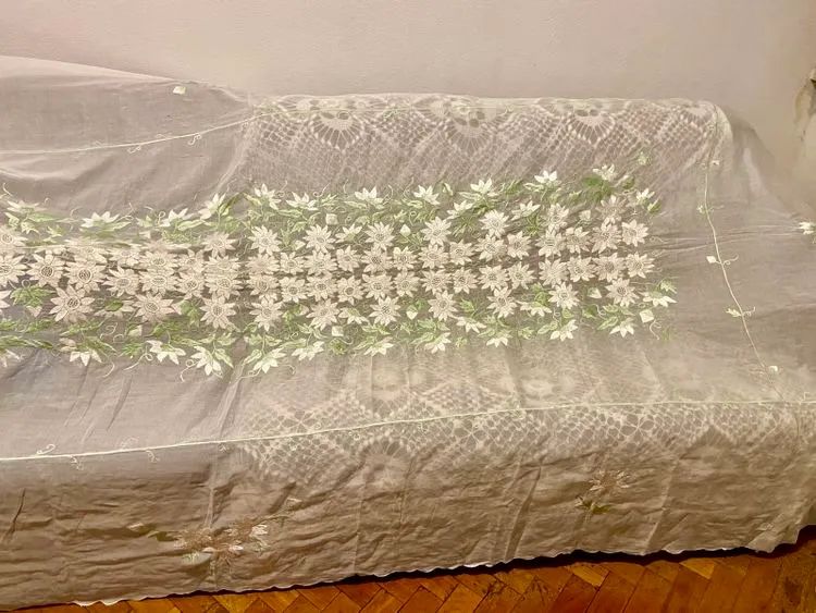 Toalha de mesa off white bordada