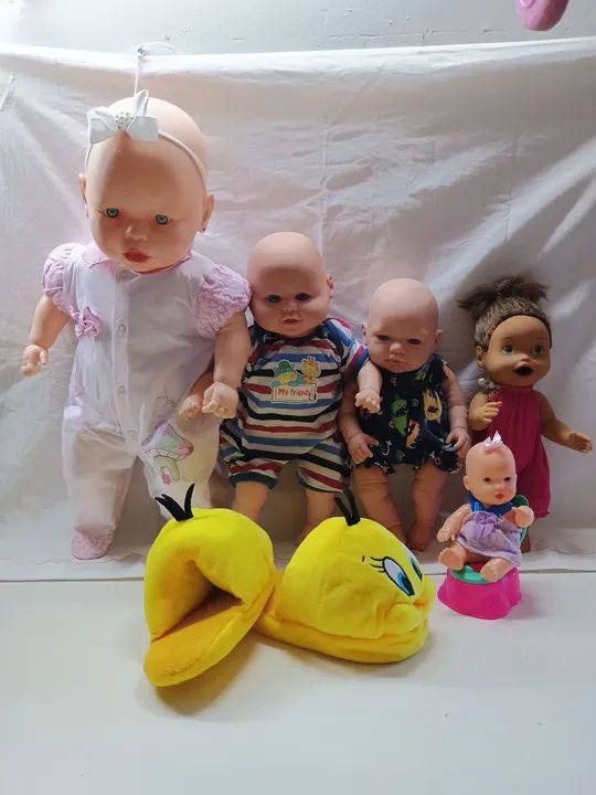 Lotinho com 5 bonecas e uma pantufa número 27 - Foto 4
