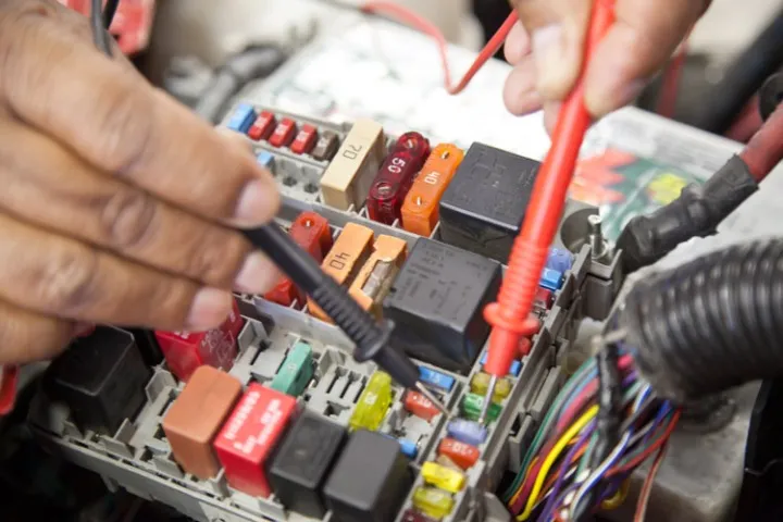 vaga para axiliar de eletricista automotivo
