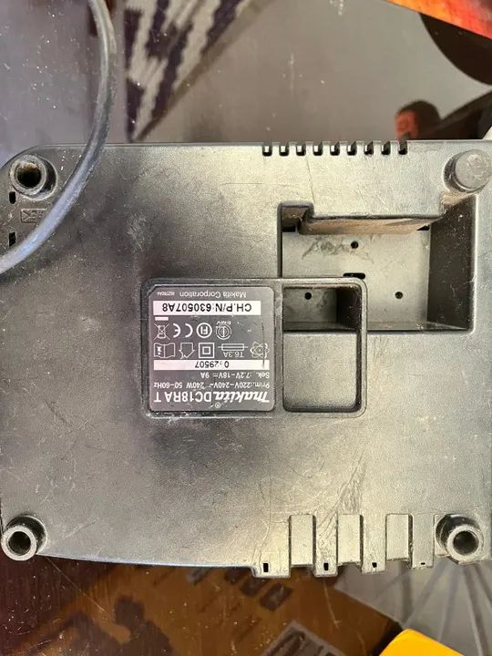 Carregador de Bateria 14,4 a 18 V DC18RA 110 V Makita  - Foto 2