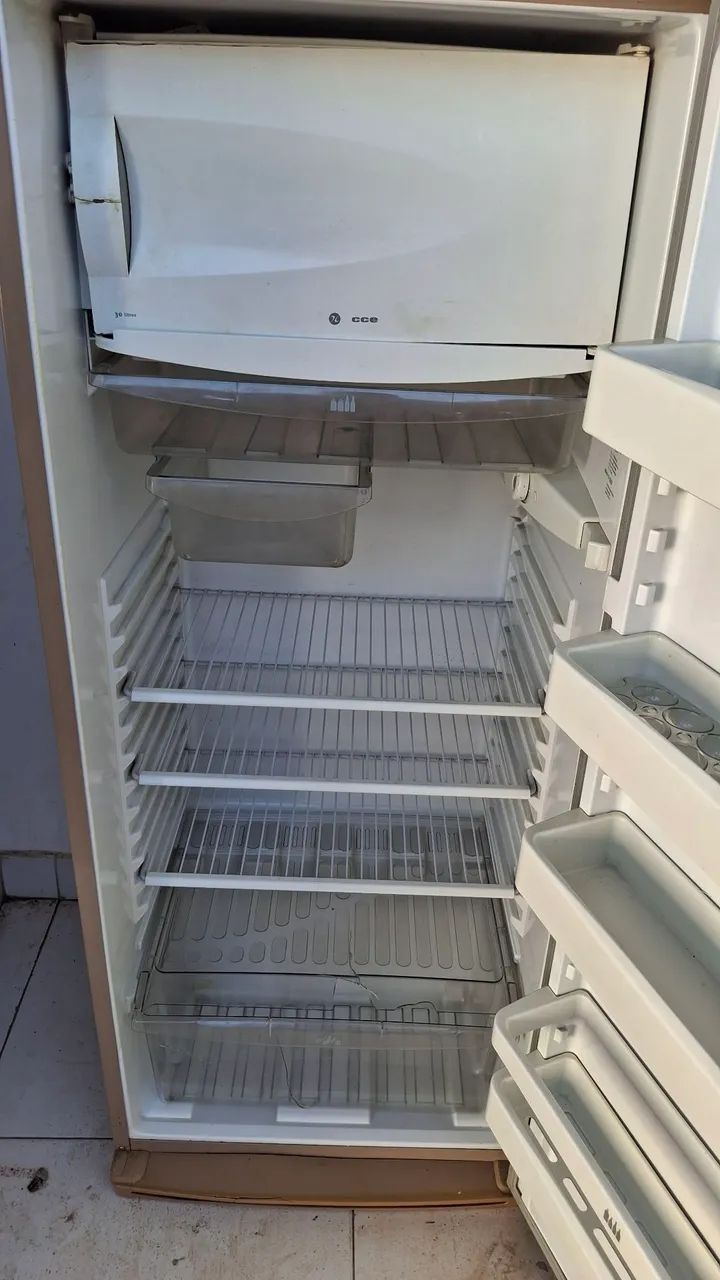 Geladeira CCE 320 litros conservada - Foto 4