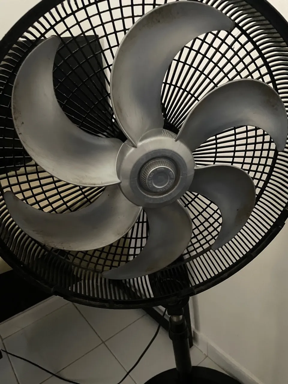 Ventilador de coluna com 6 pás