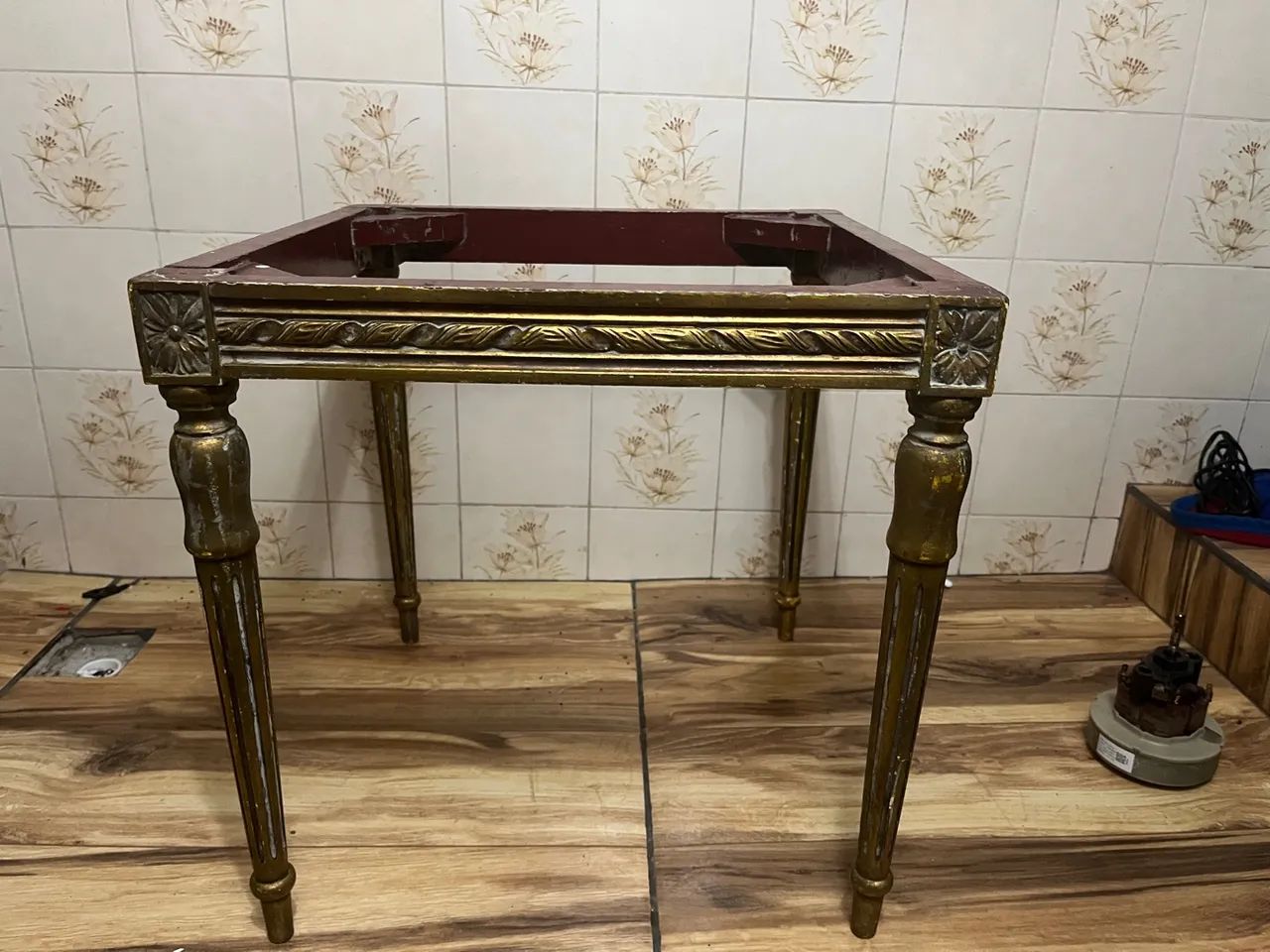 Mesa Decorativa Clássica antiga, sem a tampa - Foto 2