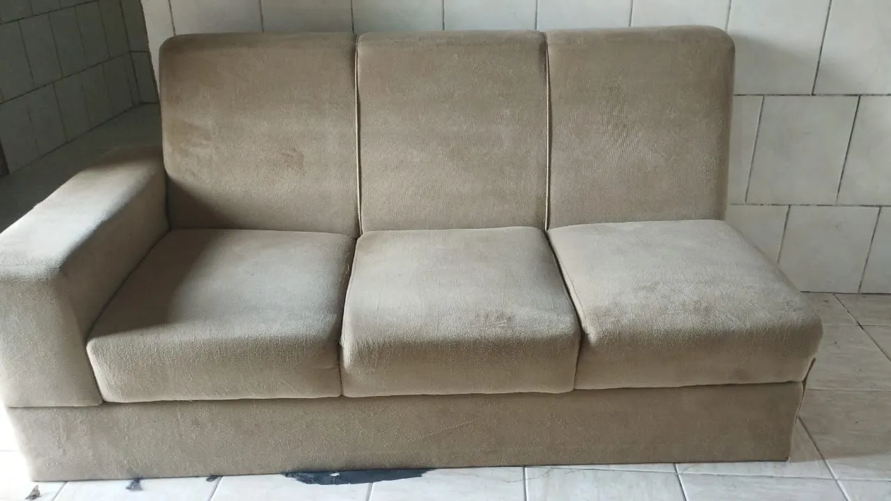 Sofá 3 lugares em tecido bege