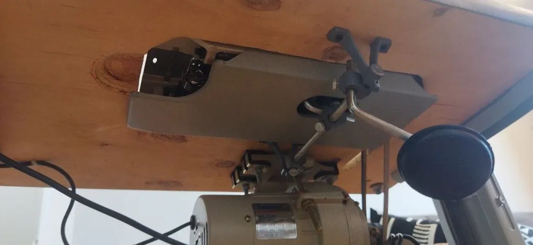 Máquina de Costura Sun Special SS-20U53W com Motor Acoplado e Mesa - Ótimo Estado - Foto 5