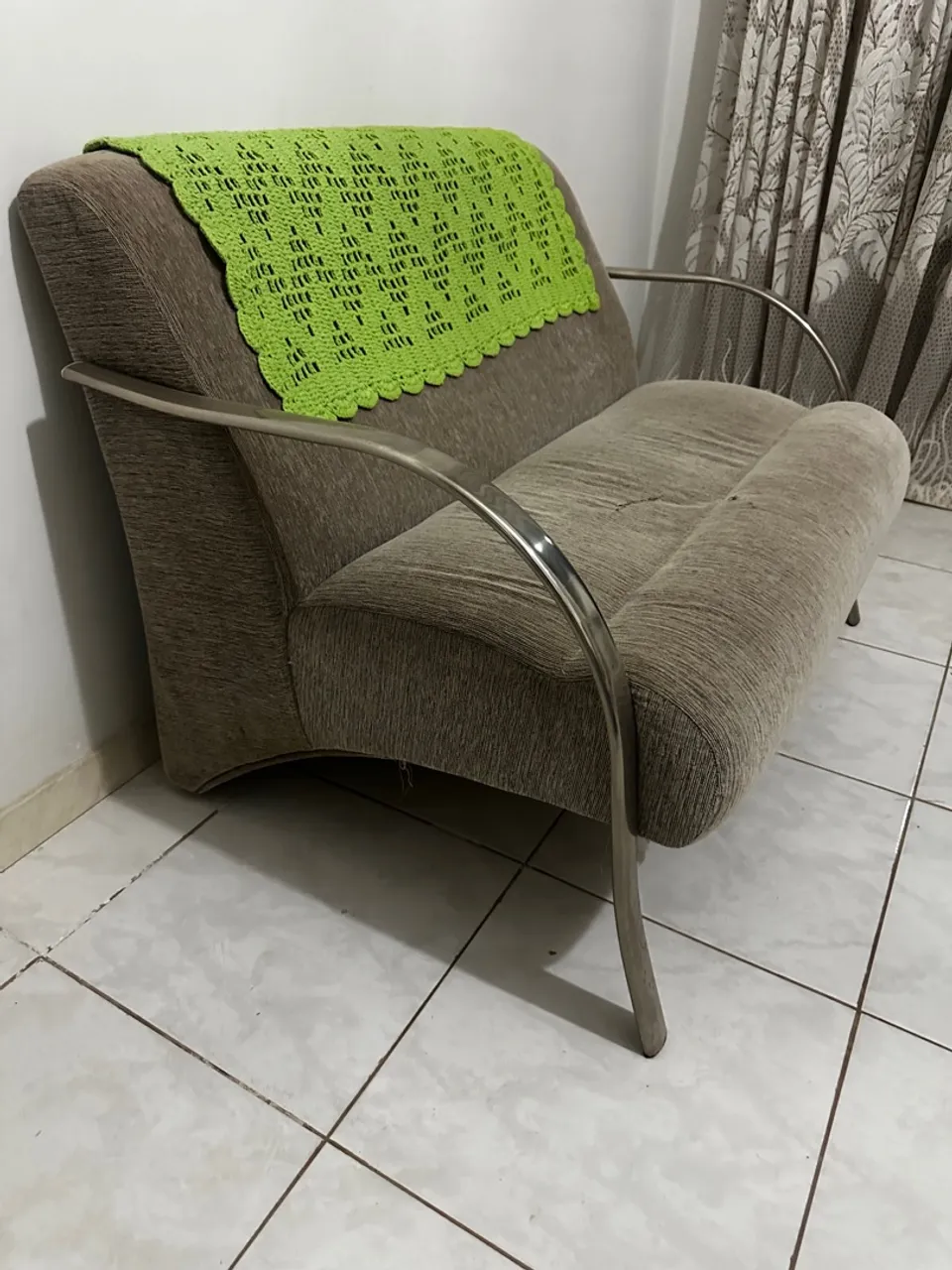 Sofá 2 lugares com design retrô