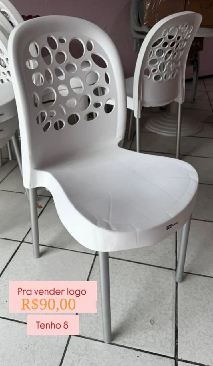 Cadeiras brancas de plástico com design moderno