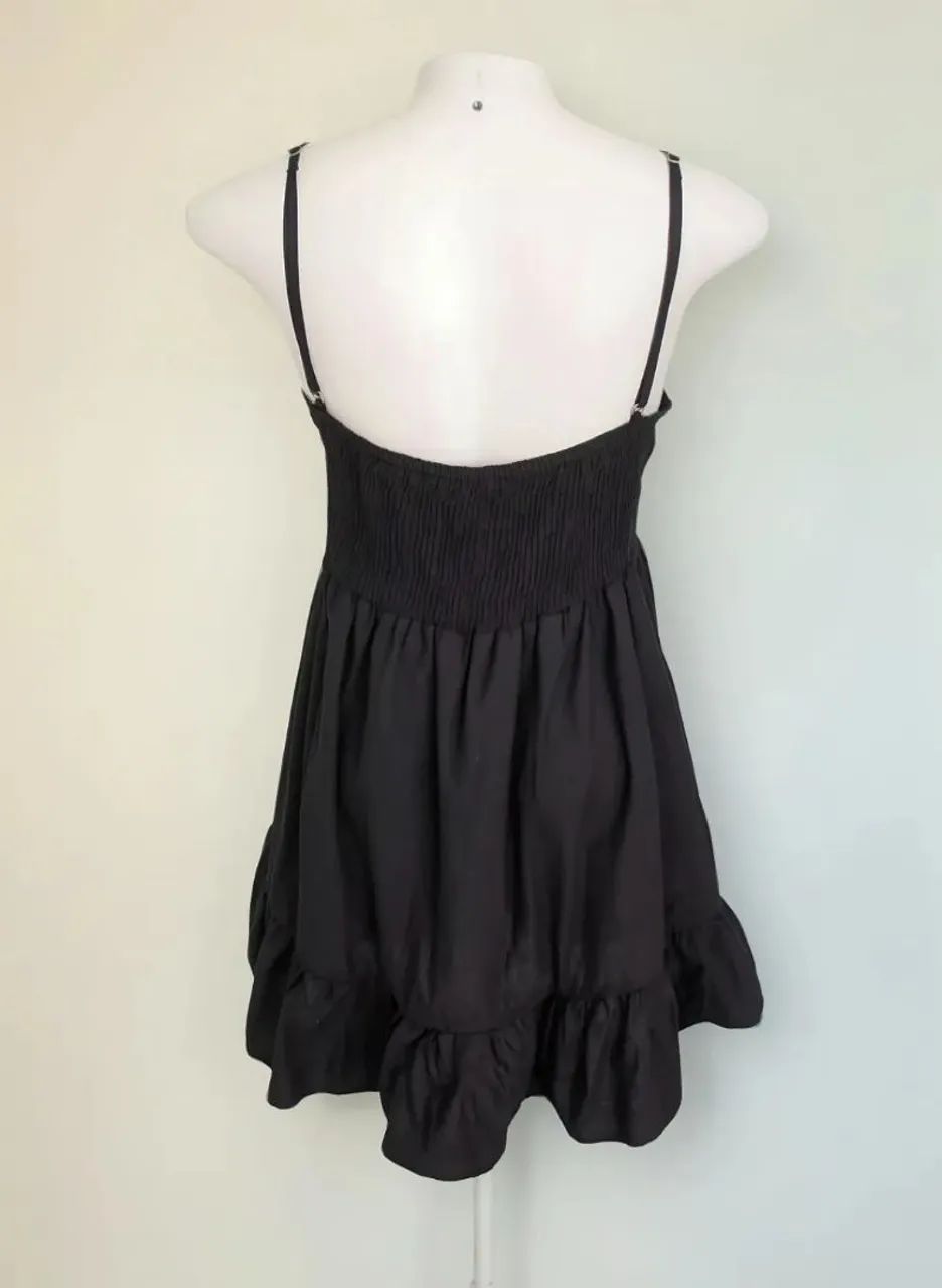 Vestido Preto com Decote em V e Babado - Foto 3