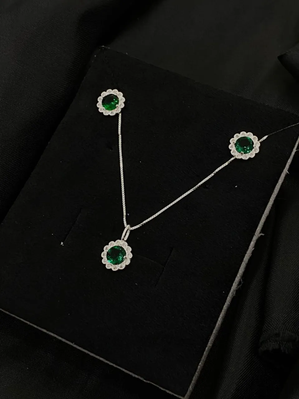 Conjunto de colar e brincos com pedras verdes