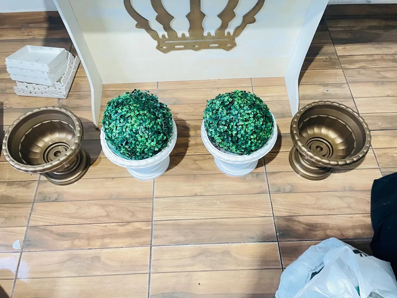 Par de Vasos Decorativos Dourados com Plantas Artificiais - Foto 3