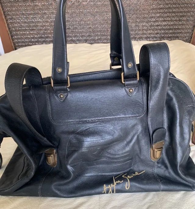 Bolsa é decorada com o autógrafo bordado do piloto brasileiro Preta Em couro Nova Linda..