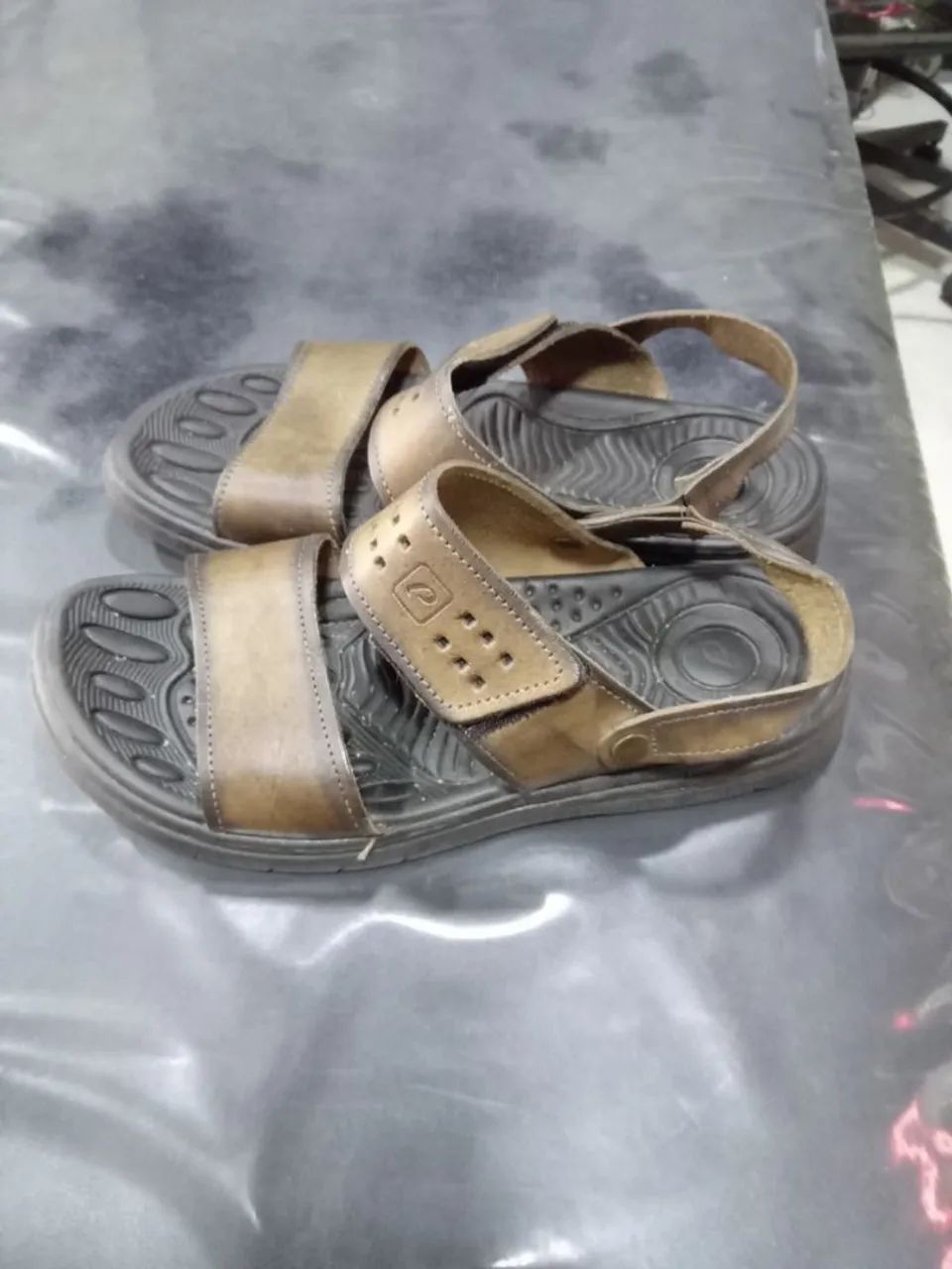 Sandália em couro Pegada <br>