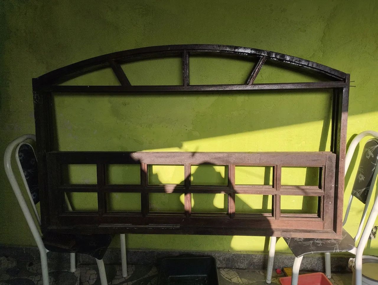 Janela de madeira estilo colonial