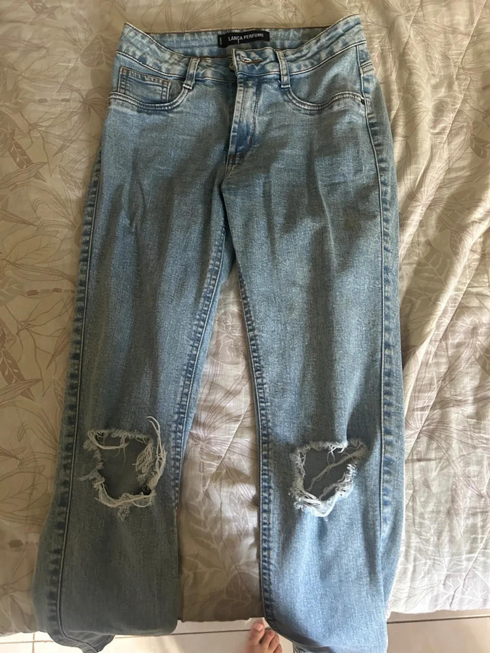 Calça jeans destroyed Lança Perfume