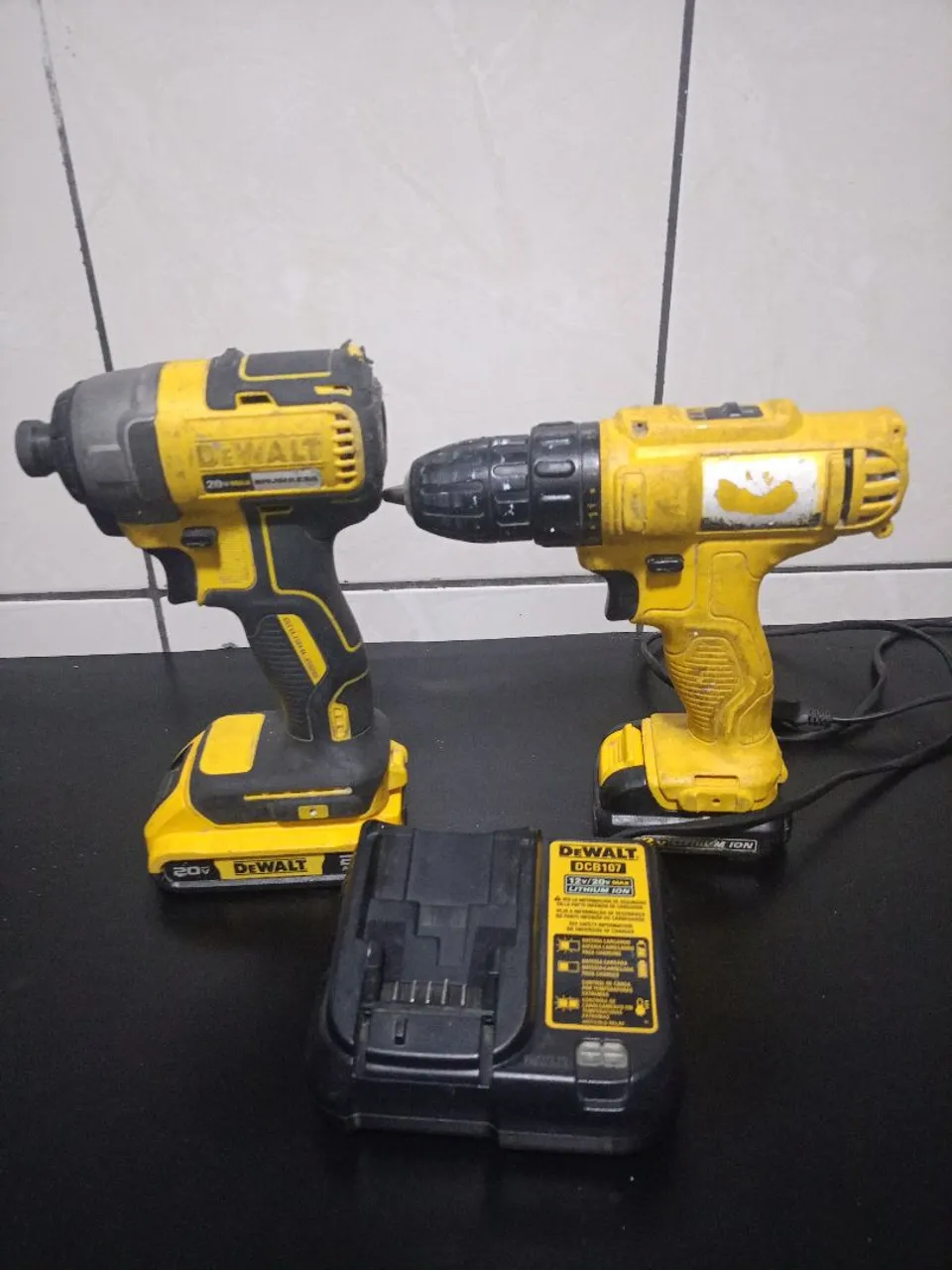 Furadeira e Parafusadeira Dewalt 20V + Carregador
