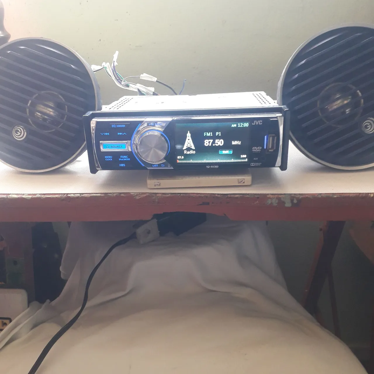Som automotivo JVC KD-AV300 com DVD e tela