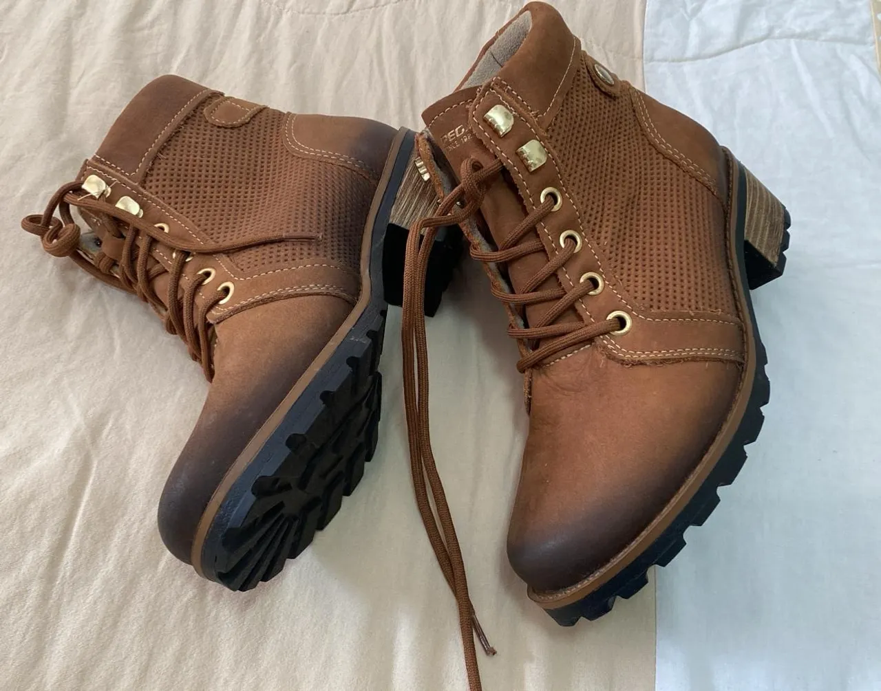 Botas de Couro Marrom (Pegada)