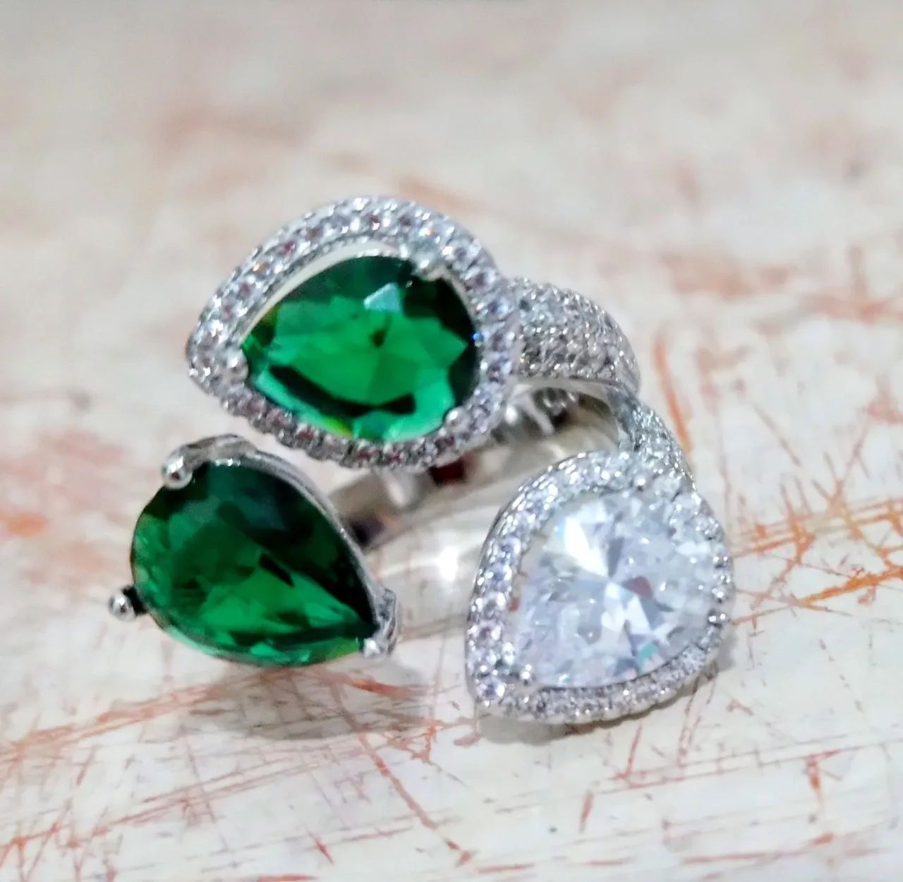 Anel pedra verde cristal e strass.  - Foto 3