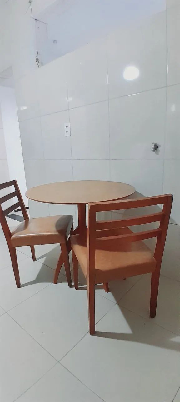 Mesa redonda de madeira  pura. Com duas  cadeiras  acento em couro. Zap *