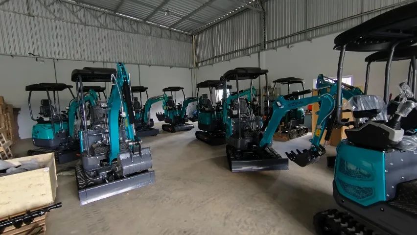 Mini Escavadeira 1800 kg motor 3 cilindros diesel 