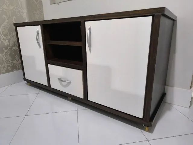 Rack MDF na cor Mogno, com rodinhas - Foto 3