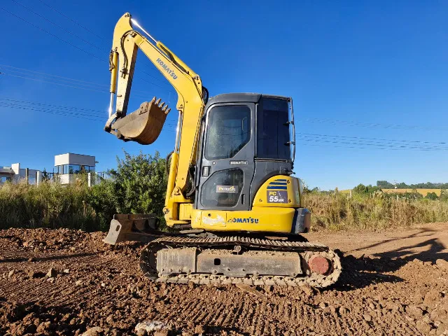 Mini Escavadeira Komatsu PC55mr ano 2014 com 11.000 horas cabinada