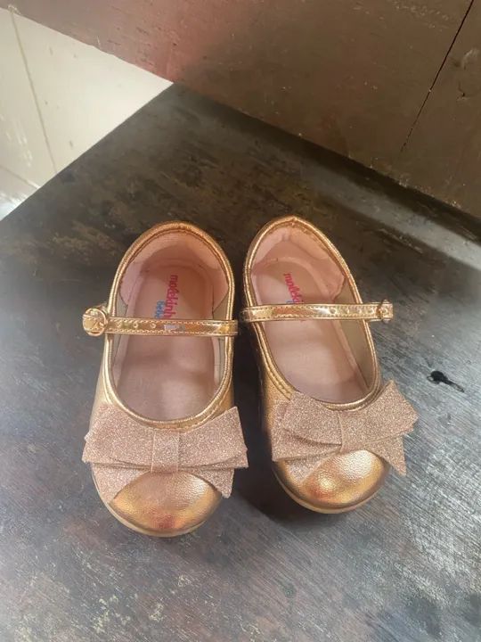 Sapatilhas Douradas Molekinha com Laço
