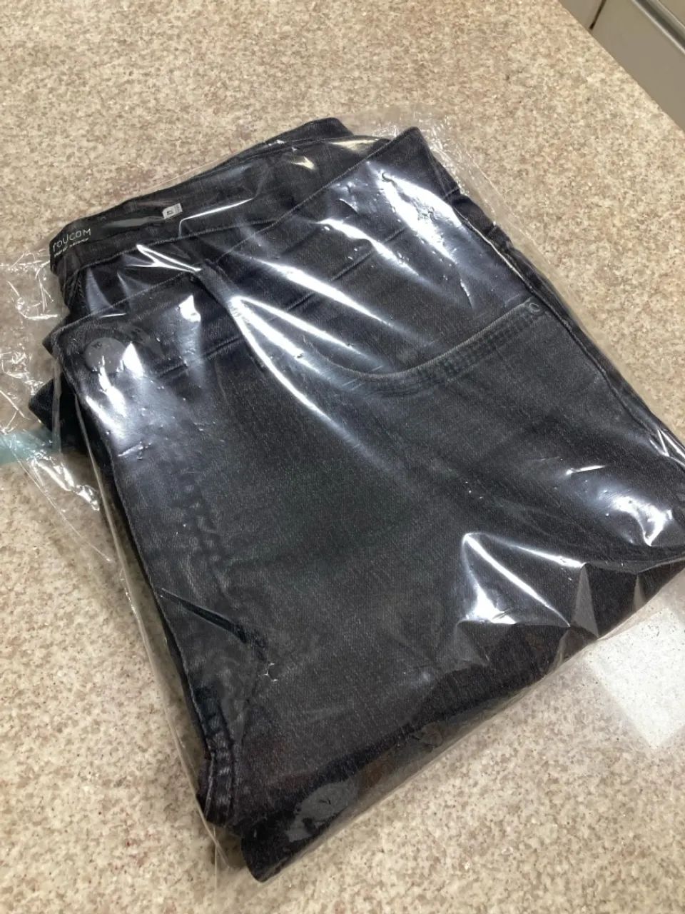 Calça Jeans Preta com Detalhes Rasgados - Foto 2
