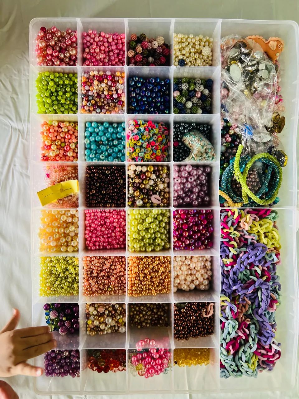 Miçangas Pérolas Pedras diversas com 7 cases/maletas