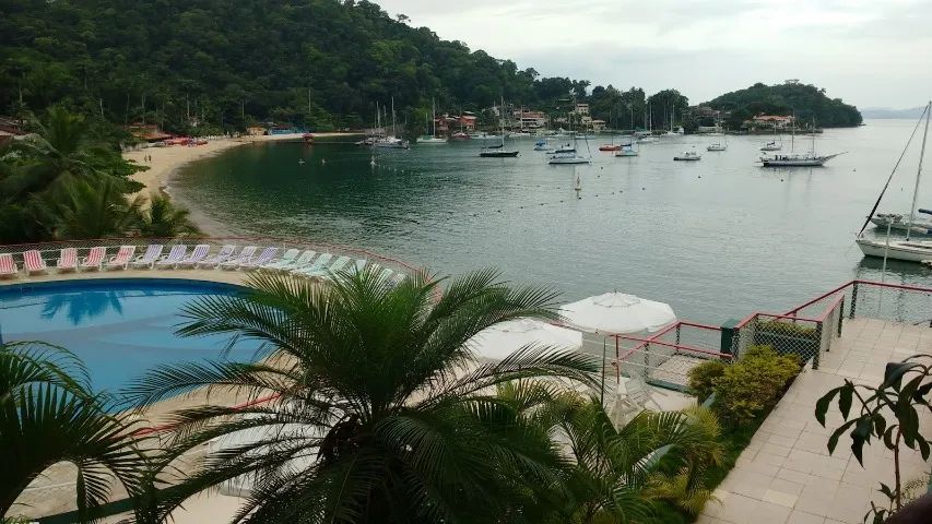 Flat em angra com lazer no condomínio e de frente para o mar azul a poucos passos da praia