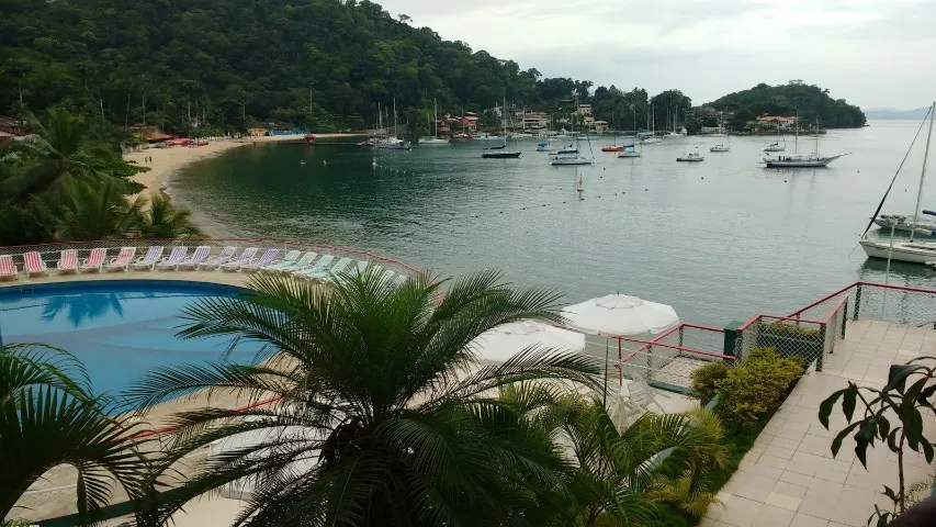 Flat em angra com lazer no condomínio e de frente para o mar azul a poucos passos da praia