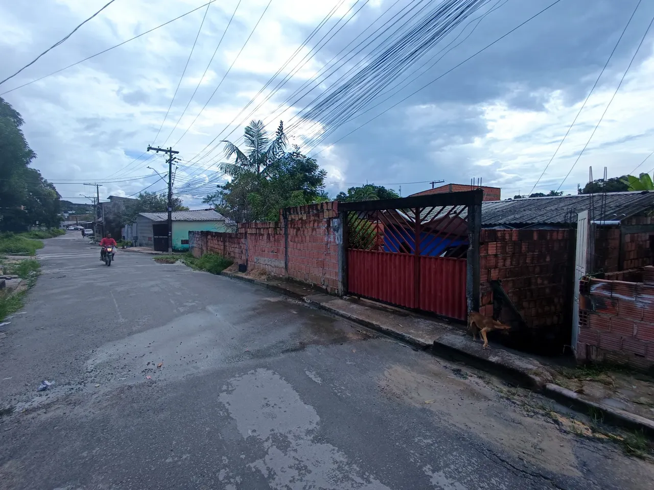 //Casa com quintal e garagem - Jorge Teixeira
