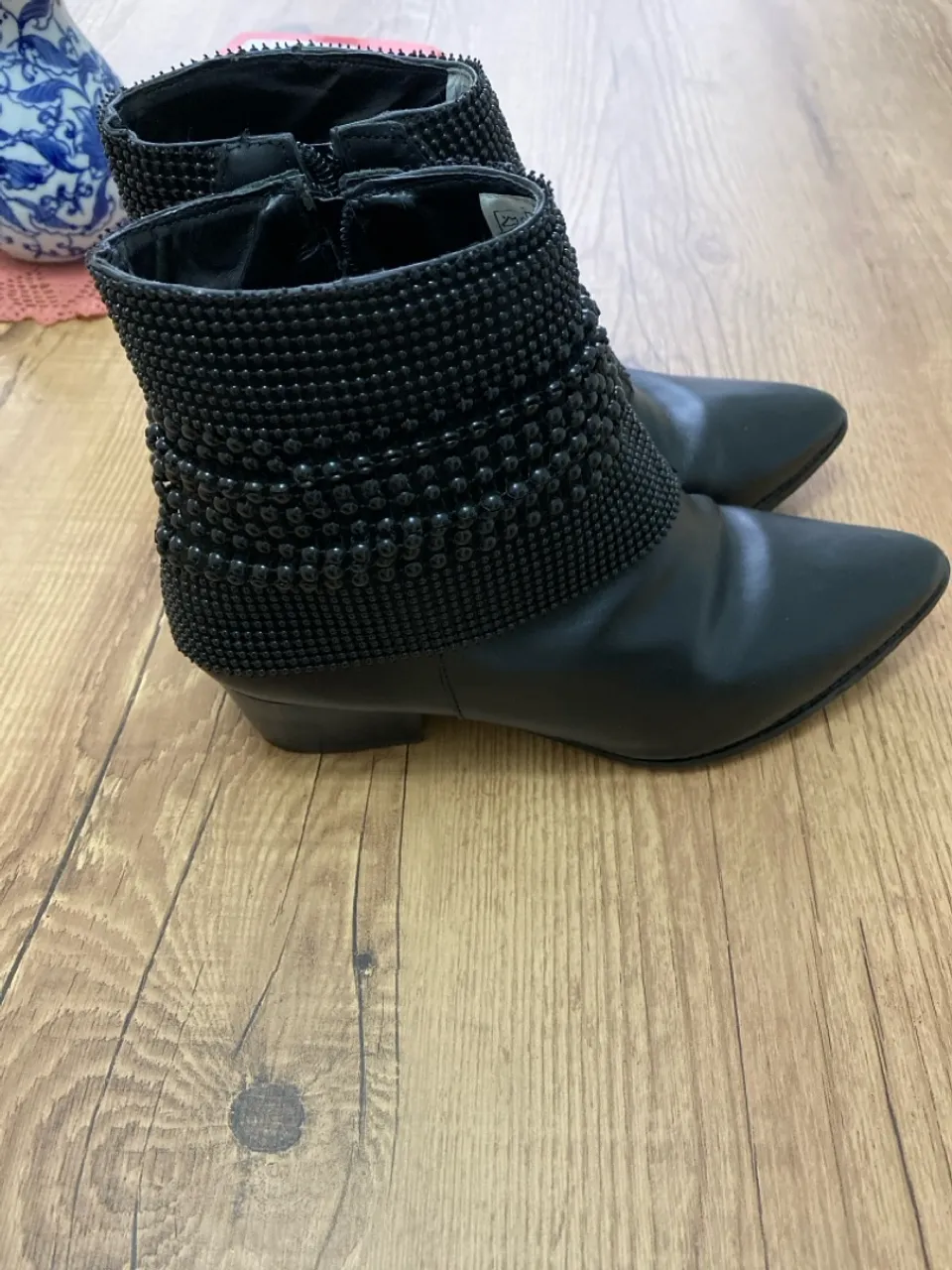 Bota preta de com detalhes em pedraria