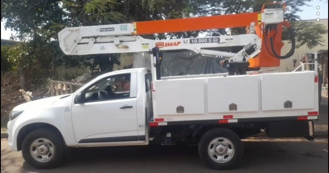 Aluguel de Caminhonete S10 com Cesto Aéreo Isolado
