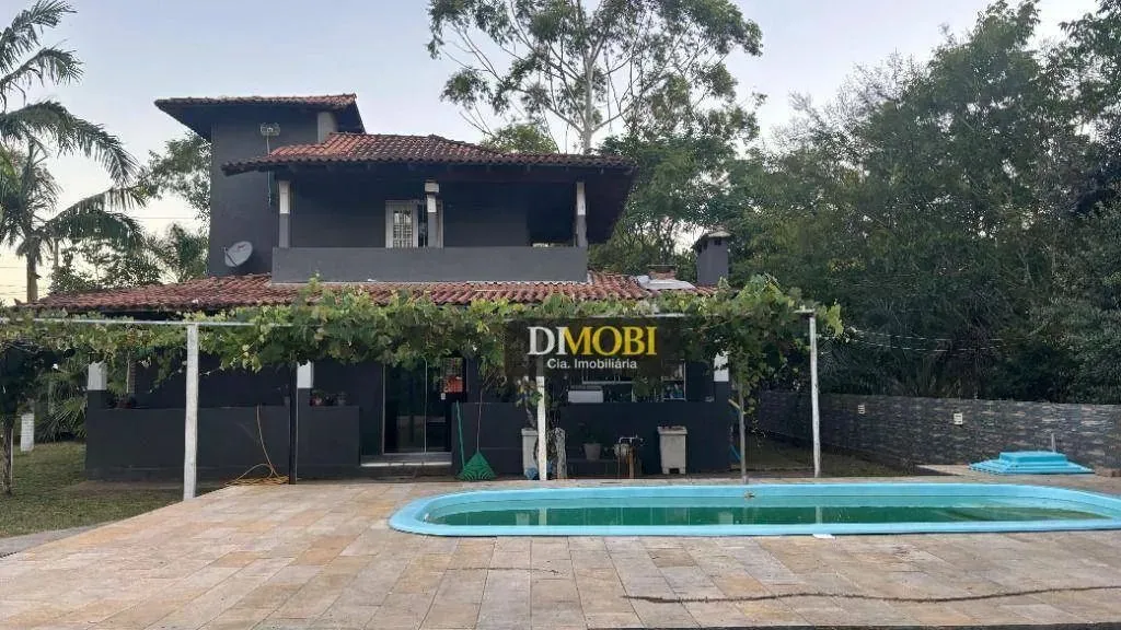 Belíssimo sítio com piscina e ótima área de lazer
