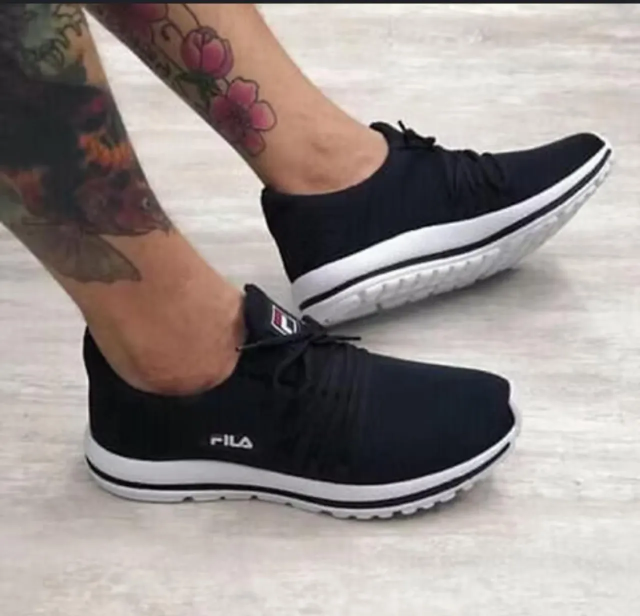 Tênis Fila Preto com Solado Branco