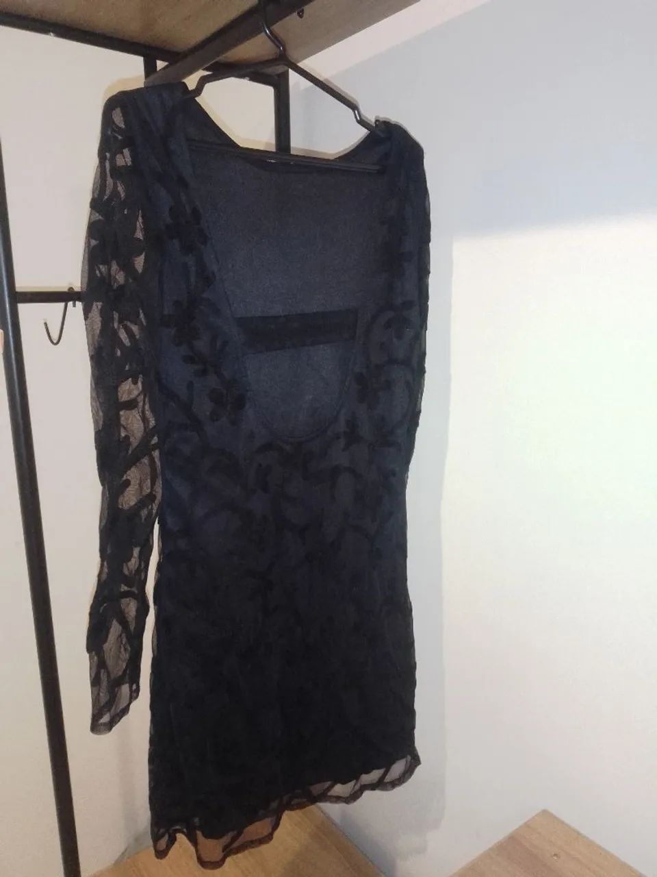 Vestido Preto com Bordado, mangas longas e decote nas costas 