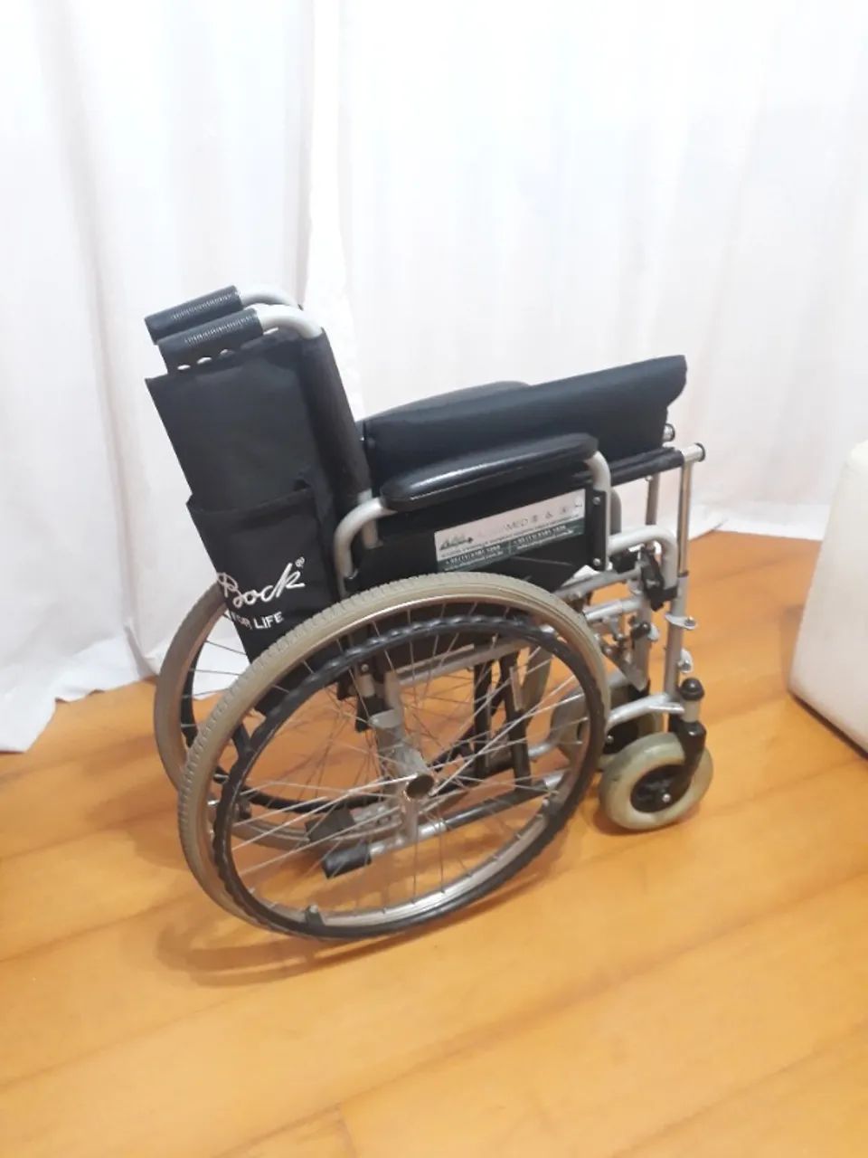 Cadeira de Rodas Compacta e Confortável - Foto 4